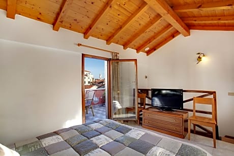 Quadruple Room with Terrace and Canal View