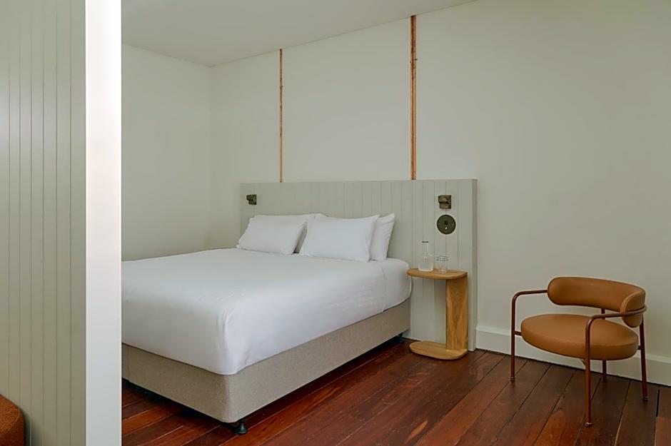 Garde and Warders Hotel