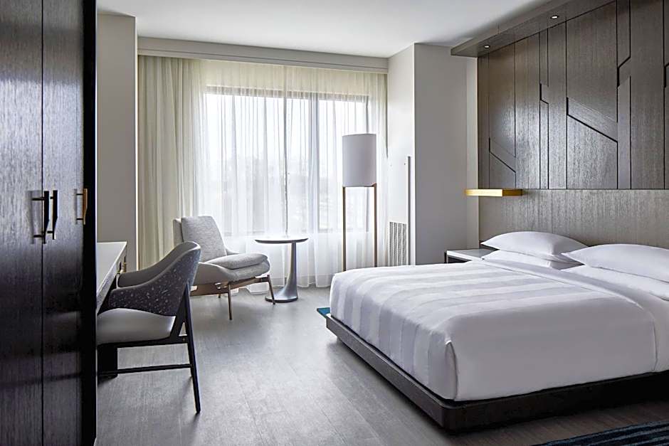 Photo 1 of 8 of 1 King Bed, Hearing/Mobility Accessible, Bathtub