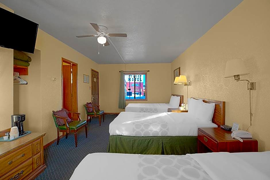 Love Hotels Silver Street by OYO at Hurley WI