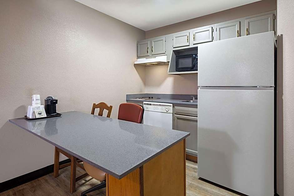 Days Inn & Suites by Wyndham Kokomo