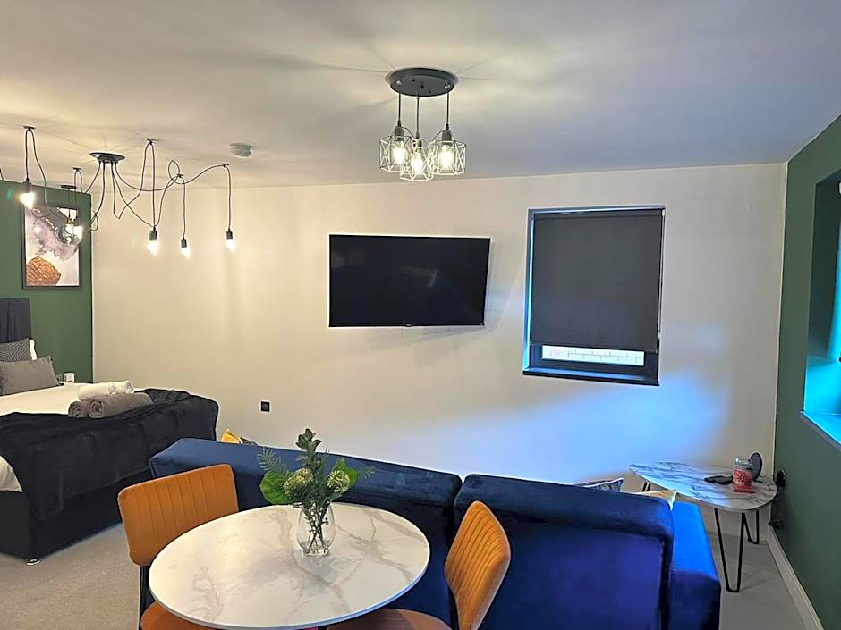 Adam Court Apartments - PE1 - Contractor Friendly - Choice of Studios or 1 Bed Apartments - Free Parking - Sofa Beds - Sky TV - Full Kitchen - Washer Dryer - WiFi