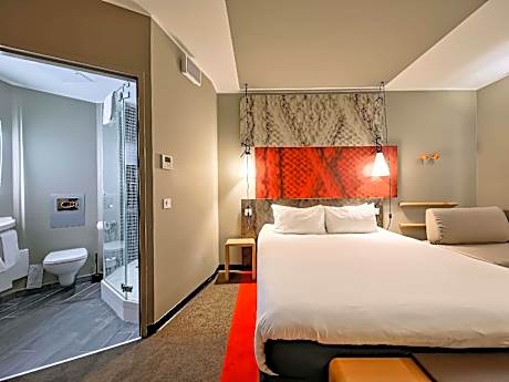 Comfortable, Spacious Room With Queensize Bed, Bathroom And Coffee Machine