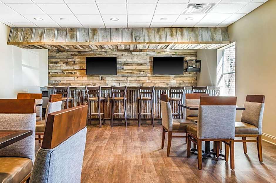 MainStay Suites Hackberry Sportsman's Lodge