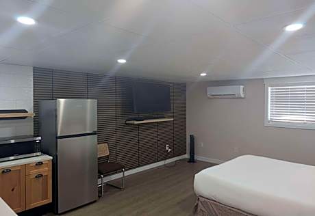 Queen Room with Roll-In Shower and Kitchenette - Mobility Accessible/Non-Smoking