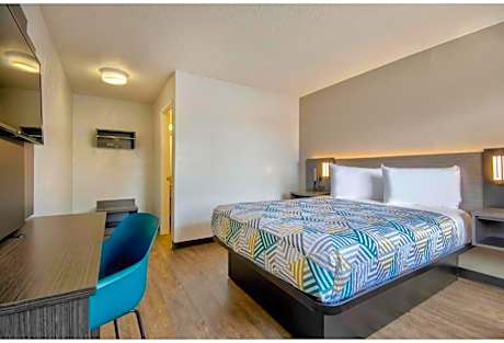 1 King Bed | Non-Smoking