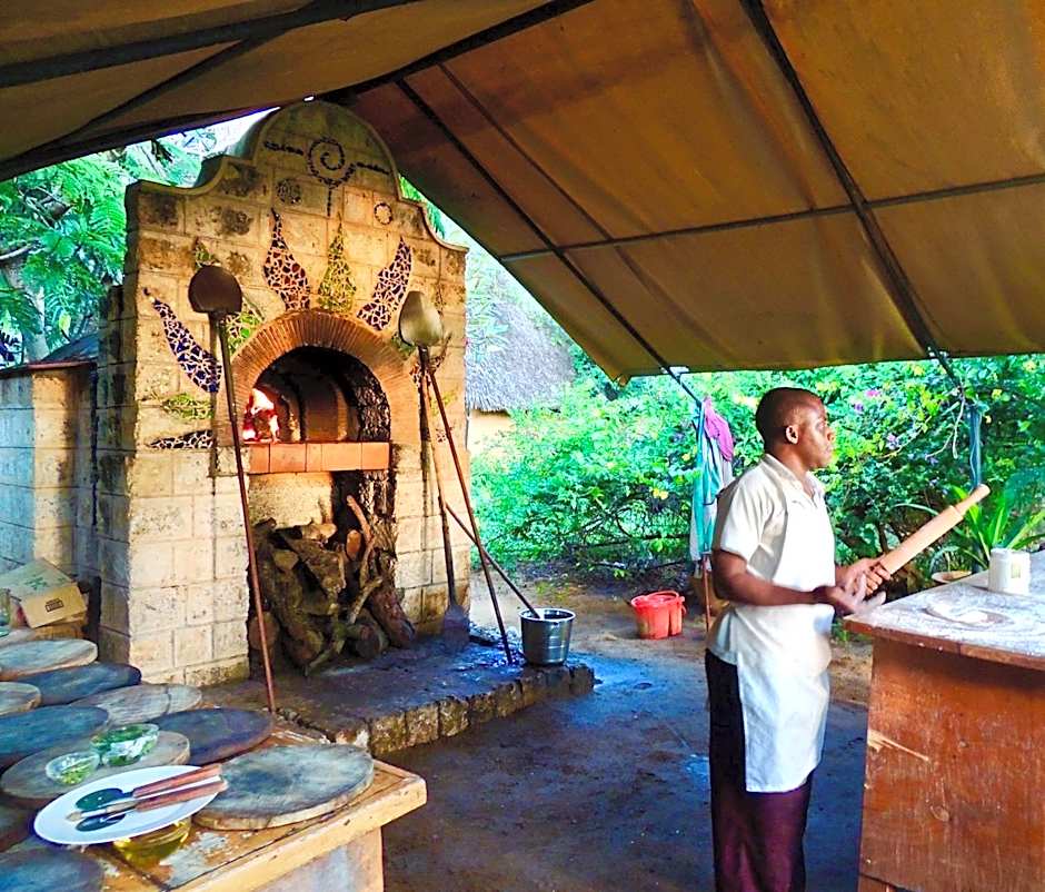 Distant Relatives Ecolodge & Backpackers