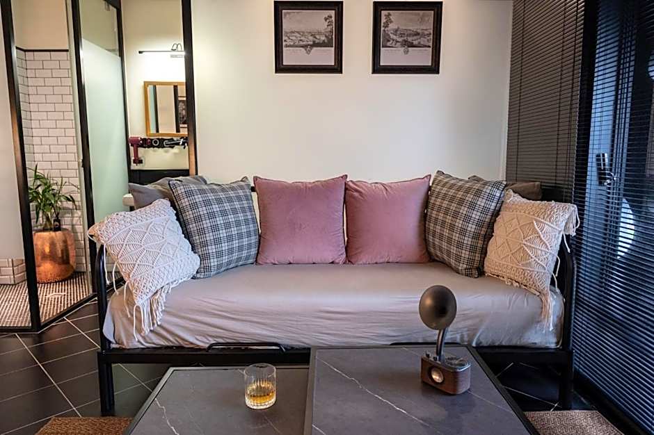 Noir Home