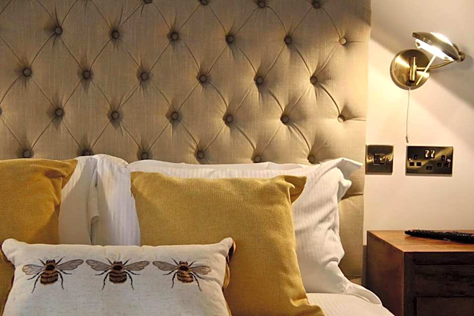 Upstairs at 33 - Self check in boutique accommodation in Worcester Centre