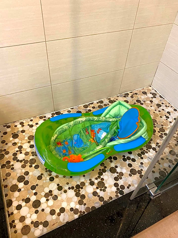 Westside Pool Home-8 min to Downtown, Yard Parking