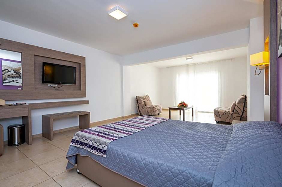 New Famagusta Hotel & Suites