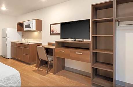 Queen Room  with Roll-In Shower - Disability Access/Non-Smoking