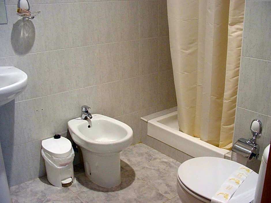 Photo 1 of 4 of Single Room