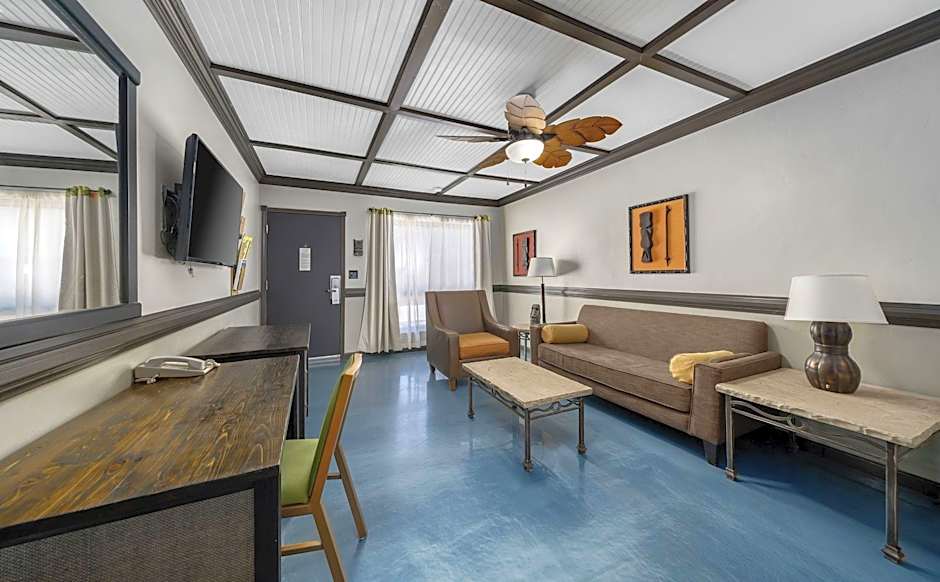 Caliente Tropics Hotel