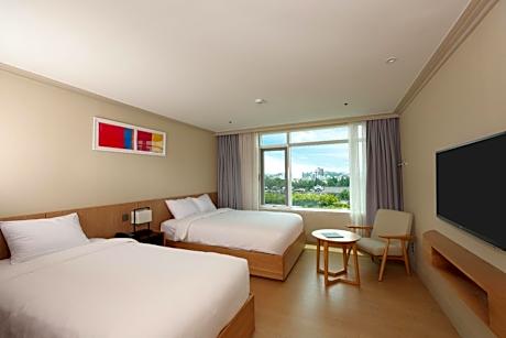 Deluxe Twin Room Semi-Hanok View - Late Check-In 6:00 PM, No Consecutive Night Stays Allowed