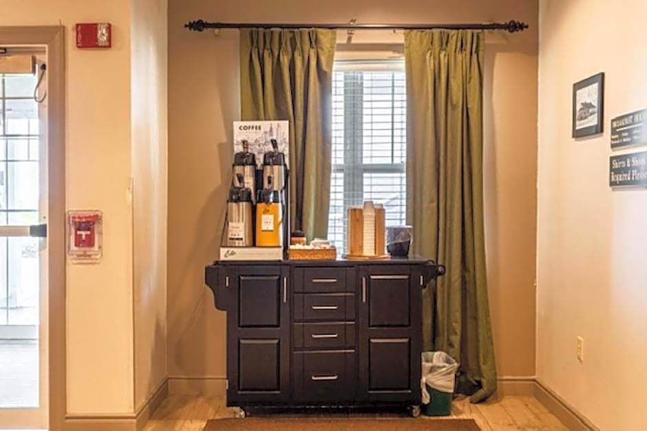 Lancaster Inn & Suites