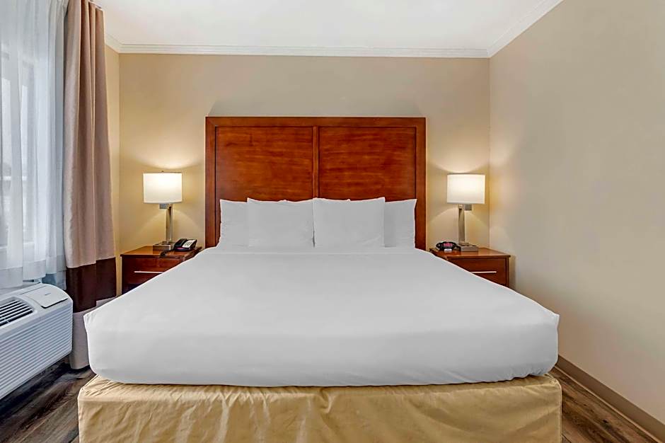 Photo 1 of 7 of 1 King Bed and 2 Queen Beds