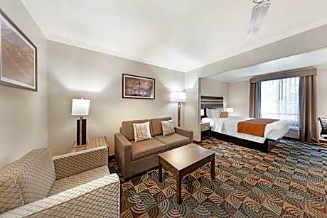 SUITE-1 KING BED,NSM,HI SPEED NET,2ND BD SOFA,MICRFG,DESK,FULL BREAKFAST