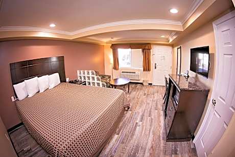 King Suite - Non-Smoking