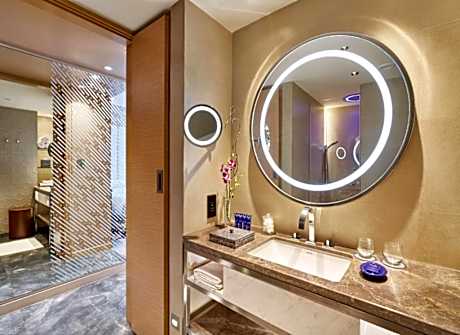 02Deluxe Room King Bed