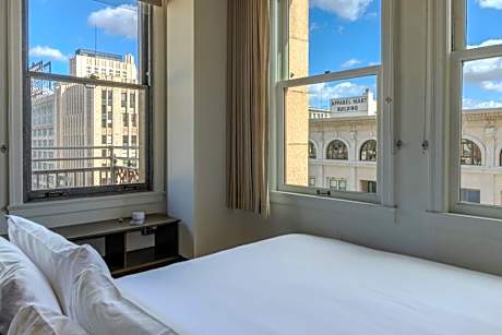 King Room with Balcony (Self Check-in)