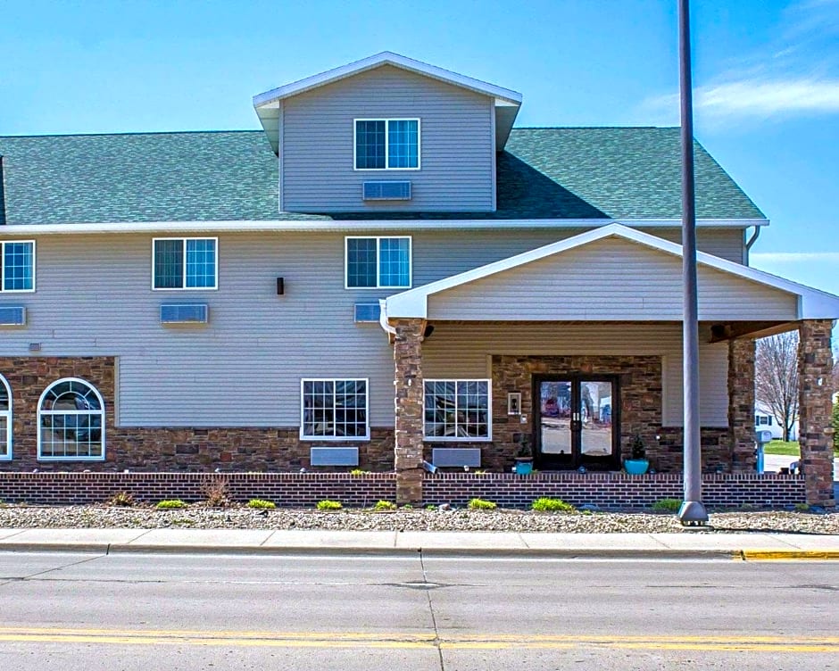 Rodeway Inn & Suites Near Okoboji Lake