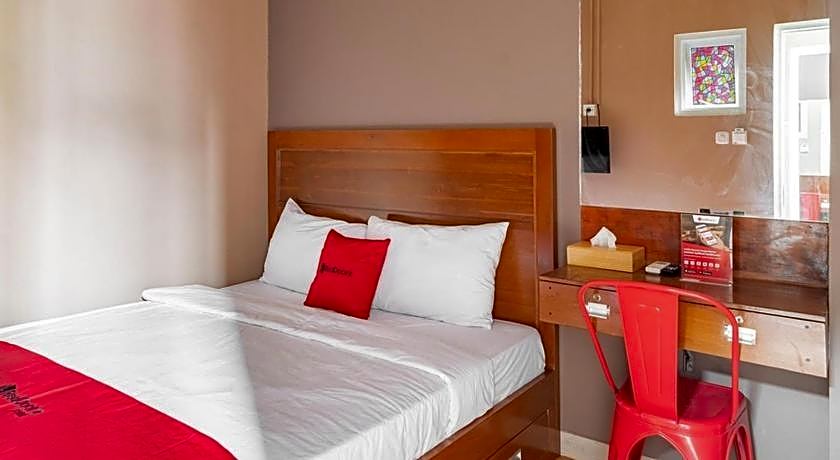 RedDoorz Hostel near LTC Glodok