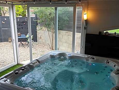 Chambres d'hôtes & jacuzzi - A l'ombre des amandiers