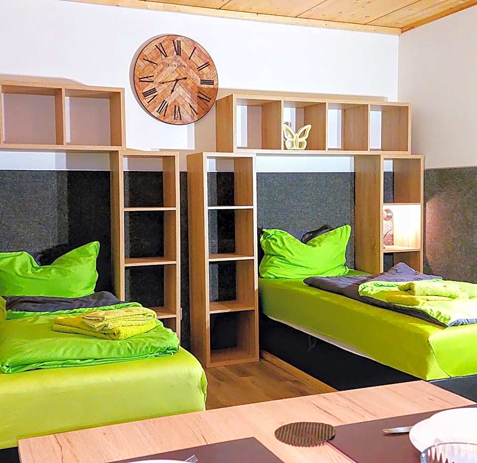 APARTMENTHAUS "AM KORNFELD" - 10 Gästewohnungen mit 1-3 Schlafzimmern, 40 Betten, Raucherbalkon, Reinigungs- & Wäscheservice, Grillgarten, Parkplatz
