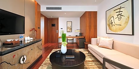1 King 1 Bdrm STE Lounge Access
