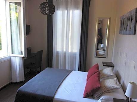 Triple Room with Street View