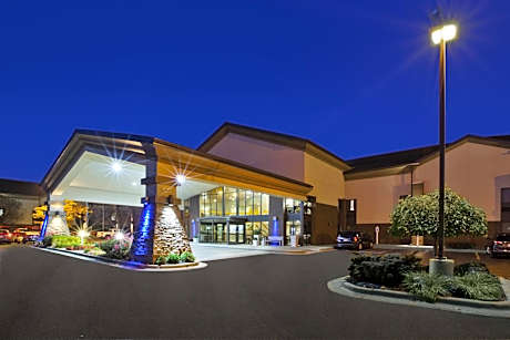 Holiday Inn Express Detroit-Warren/General Motors Technology Center By IHG