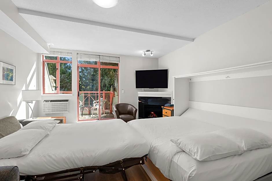 Alpenglow Lodge Studio with park view by MVA