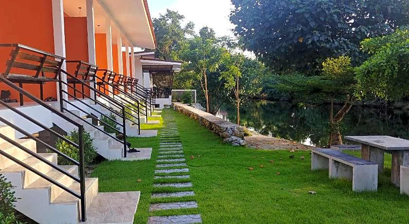 Thipburee Riverside Hotel