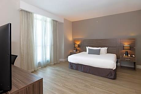 Deluxe King Room - Non-Smoking