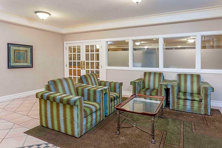 Days Inn & Suites by Wyndham Arlington Heights