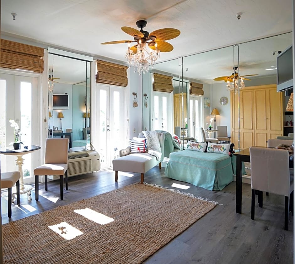 Palm Beach Historic Hotel with Juliette Balconies! 2 blocks from beach!