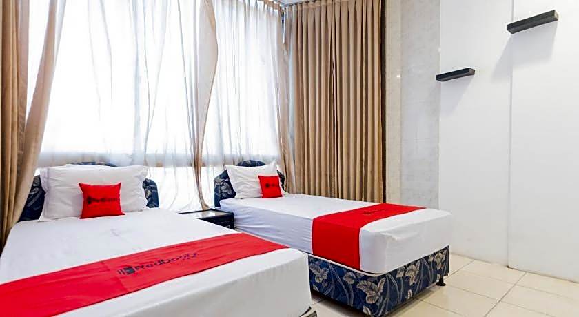 RedDoorz @ Sparkling Hotel near Stasiun Gubeng Surabaya