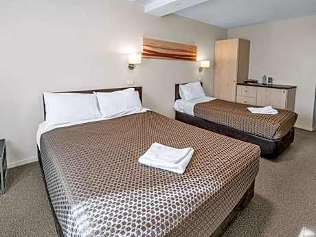 Superior Queen Room with Single Bed