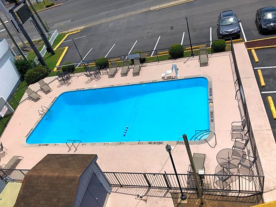 Super 8 by Wyndham Nashville Downtown