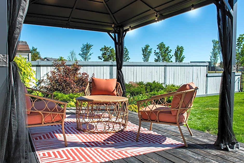 Amazing Luxe Home, AC, HUGE Yard, FirePit, Pet Friendly, Sleeps 10!