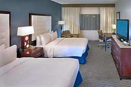Queen Suite with Two Queen Beds and Bath Tub - Mobility and Hearing Access/Non-Smoking