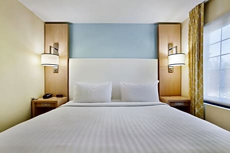 Two-Bedroom Suite with One King Bed and Two Queen Beds