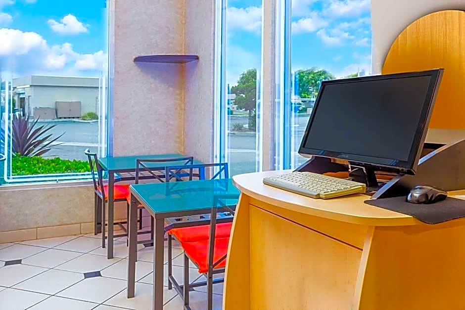 Casa Blanca Hotel & Suites Orange