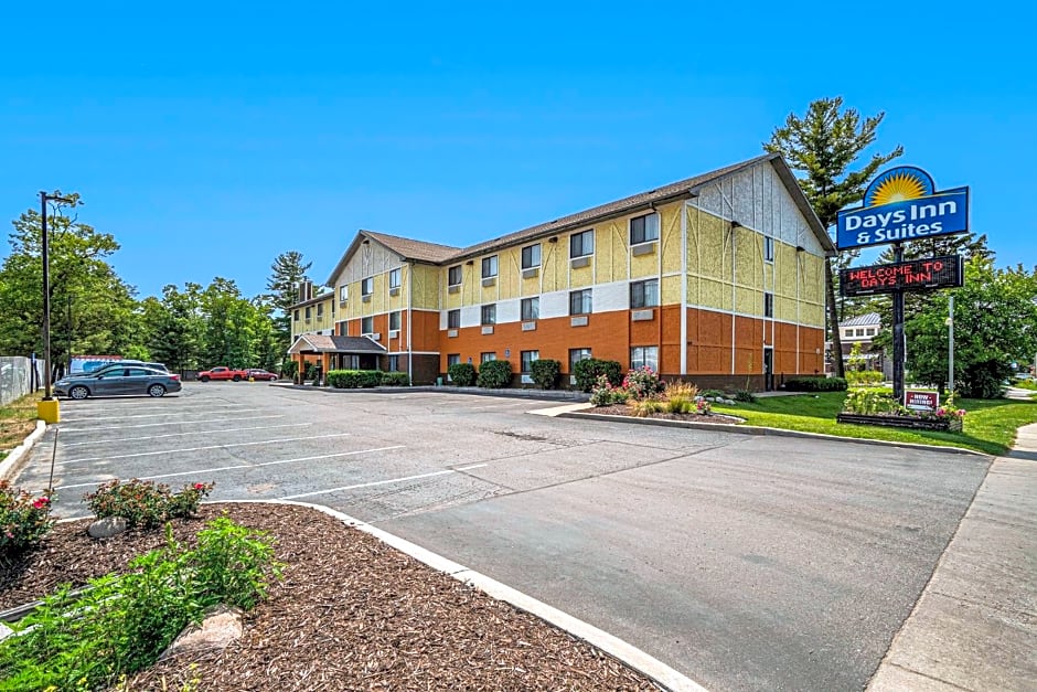 Days Inn & Suites by Wyndham Traverse City