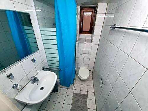 Zdjęcie 1 z 4 — Twin Room with Shared Bathroom