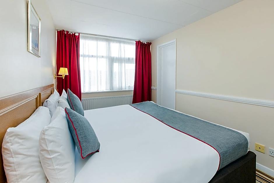 OYO Stade Court Hotel