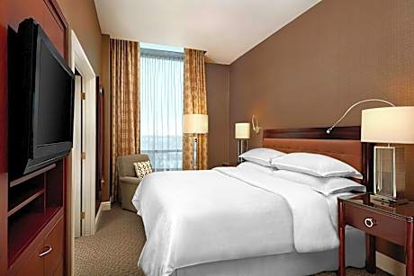 2 Bedroom Suite, Bedroom 1: 1 King, Bedroom 2: 2 Queen, Sofa bed