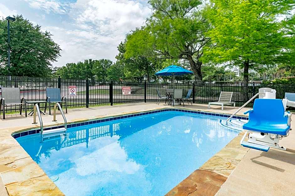 Microtel Inn and Suites by Wyndham Austin Airport