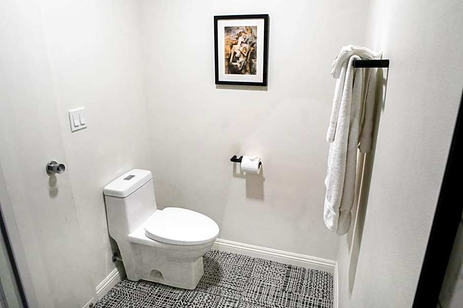 Vinland Hotel and Lounge